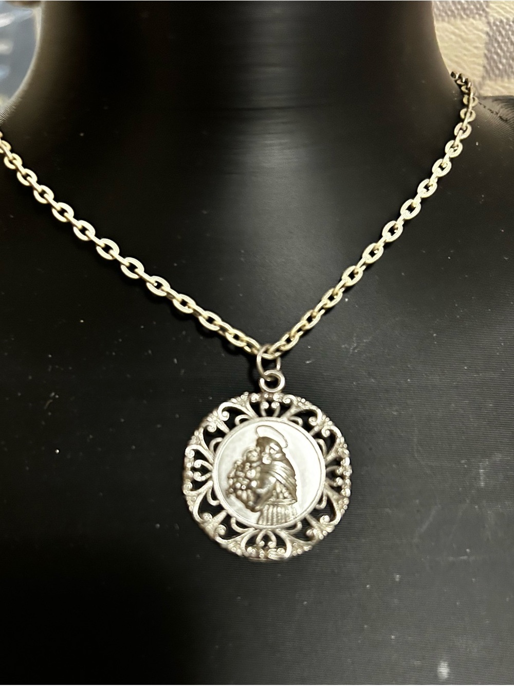 ✝️St. Anthony Silver Tone Medallion Pendant Necklace - Picture 2 of 3